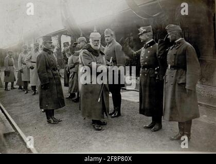 Le roi de Bavière ; Ludwig III., visite du Commando du Groupe Heeres à Sighişoara (Schässburg, Segesvar), 7.11.1916 Archiduke Karl fut à partir de juin 1916, commandant supérieur d'une sous-section du Front oriental et commanda plusieurs armées entre Brody et les Carpates. Dans le cadre de ce commandant, Archduke Karl a inspecté ses unités associées. Banque D'Images