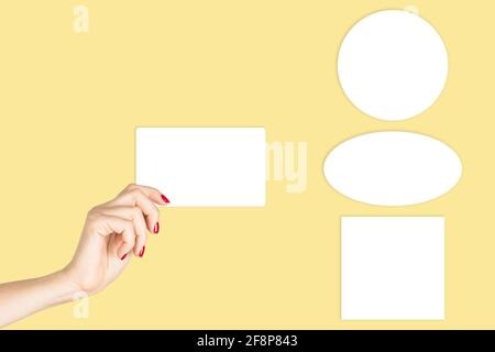 Maquette d'autocollant. Une femme tenant une main avec un modèle de carte vierge Banque D'Images