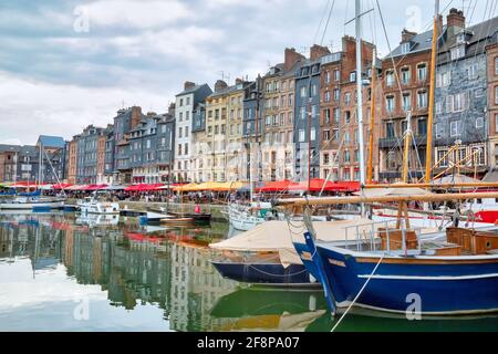 Le port de Honfleur en Normandie, France Banque D'Images