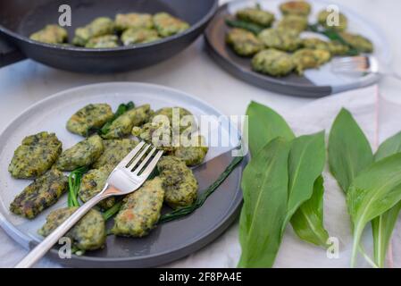 Gnocchi maison sain avec ail sauvage Banque D'Images