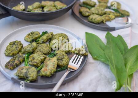 Gnocchi maison sain avec ail sauvage Banque D'Images