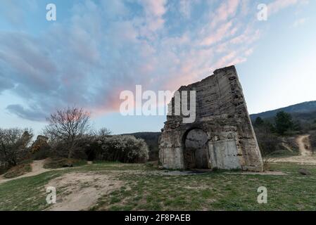 Ces ruines sont la copie du château d'Eger. Conçu pour le tournage du film historique hongrois. Le film est la siegle du château d'Eger. Banque D'Images