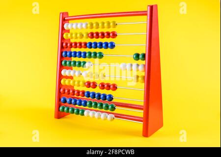 Gros plan d'un abacus multicolore sur fond jaune Banque D'Images