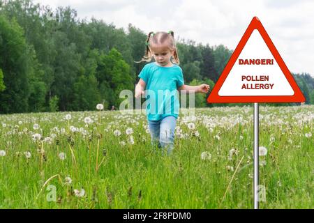 signe d'avertissement: danger allergie de pollen. petite fille marche à travers le champ avec des pissenlits blanchis Banque D'Images