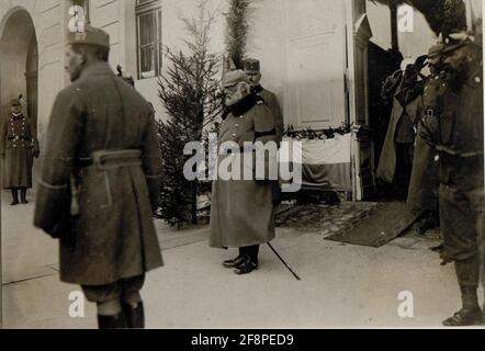 Le roi de Bavière ; Ludwig III., visite du Commando du Groupe Heeres à Sighişoara (Schässburg, Segesvar), 7.11.1916 Archiduke Karl fut à partir de juin 1916, commandant supérieur d'une sous-section du Front oriental et commanda plusieurs armées entre Brody et les Carpates. Dans le cadre de ce commandant, Archduke Karl a inspecté ses unités associées. Banque D'Images