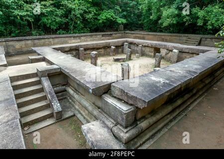 Les ruines d'un Padhanaghara, une structure en pierre à double plate-forme, à l'ancien monastère bouddhiste de la réserve naturelle de Ritigala strict au Sri Lanka. Banque D'Images
