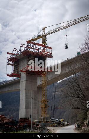 Raccordement de pont routier en construction travaux difficiles Banque D'Images