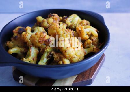 Gobi ou Gobhi Tandoori. Le chou-fleur rôti au masala est un plat indien végétarien populaire servi avec du chutney à la menthe et à la coriandre. Banque D'Images