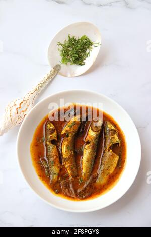 Curry de poisson indien. Curry de poisson blanc à base de mangue séchée et d'épices indiennes. Également connu sous le nom de curry de poisson de Boi. Copy space. Banque D'Images