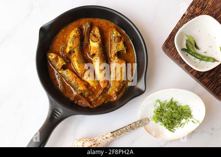 Curry de poisson indien. Curry de poisson blanc à base de mangue séchée et d'épices indiennes. Également connu sous le nom de curry de poisson de Boi. Copy space. Banque D'Images