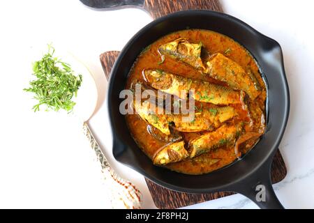 Curry de poisson indien. Curry de poisson blanc à base de mangue séchée et d'épices indiennes. Également connu sous le nom de curry de poisson de Boi. Copy space. Banque D'Images