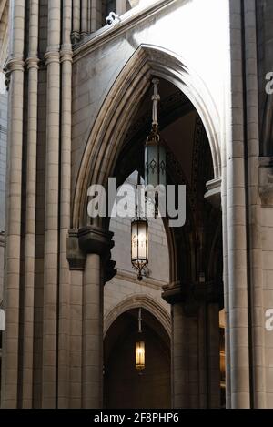 Madrid, Espagne - 20 mars 2021 : intérieur de la cathédrale de Madrid Santa Maria la Real de la Almudena, Cathédrale Saint Mary le Royal de la Almudena. Banque D'Images