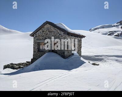 ski en autriche près de la frontière avec la suisse. ancienne maison de douane sur le col de plasseggen. Magnifique paysage d'hiver Banque D'Images