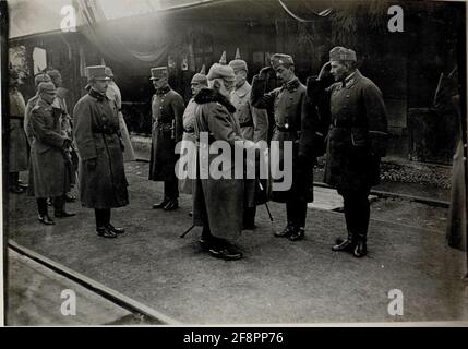 Le roi de Bavière ; Ludwig III., visite du Commando du Groupe Heeres à Sighişoara (Schässburg, Segesvar), 7.11.1916 Archiduke Karl fut à partir de juin 1916, commandant supérieur d'une sous-section du Front oriental et commanda plusieurs armées entre Brody et les Carpates. Dans le cadre de ce commandant, Archduke Karl a inspecté ses unités associées. Banque D'Images