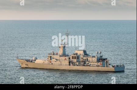 Myrtleville, Cork, Irlande. 15 avril 2021. La lumière chaude du matin commence à éclairer le navire du Service naval LÉ James Joyce lorsqu'il est à l'ancre à Myrtleville, Co. Cork, Irlande. - crédit; David Creedon / Alamy Live News Banque D'Images