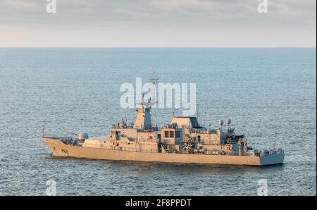 Myrtleville, Cork, Irlande. 15 avril 2021. La lumière chaude du matin commence à éclairer le navire du Service naval LÉ James Joyce lorsqu'il est à l'ancre à Myrtleville, Co. Cork, Irlande. - crédit; David Creedon / Alamy Live News Banque D'Images