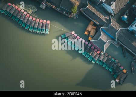 Paysages aériens du village de Jinxi, rangée de bateaux traditionnels en bois, ville historique au sud-ouest de Kunshan, province de Jiangsu, Chine Banque D'Images