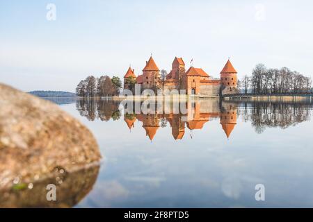 Château médiéval de Trakai, Vilnius, Lituanie, Europe de l'est, situé entre de beaux lacs et la nature avec des reflets sur l'eau Banque D'Images