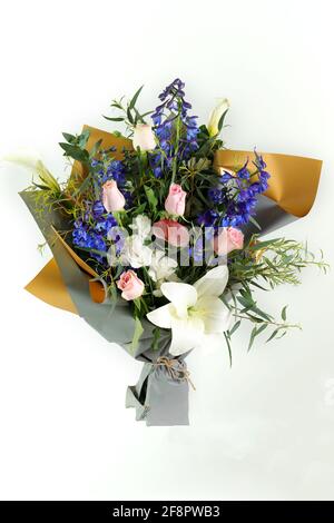 Bouquet de fleurs isolé sur fond blanc. Banque D'Images