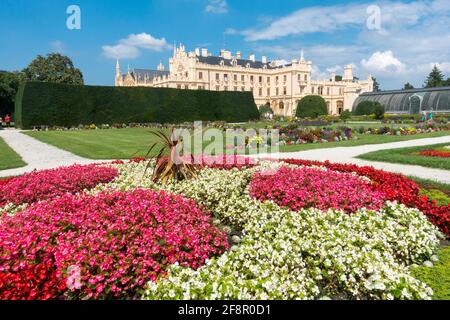 Lits de fleurs colorés dans le jardin du château de Lednice plantes annuelles Banque D'Images