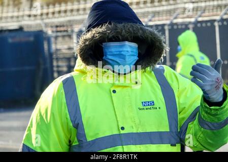 Londres, Royaume-Uni. 15th avril 2021. Les tests de surtension pour la variante sud-africaine de covid19 commencent dans une unité mobile de test du coronavirus établie au parking de la gare centrale de Finchley pour ceux du code postal de Londres N3. Banque D'Images