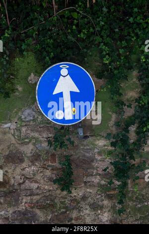 Angel signalisation routière par l'artiste de rue français Clet Abrahams in Florence, Italie Banque D'Images