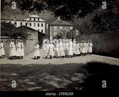 Procession pour apporter des conditions météorologiques bon marché pour la récolte sous la participation des officiers selon les étapes - objection de commandement des stations. La même procession, la participation de toutes les parties de la population Brixner. . Banque D'Images