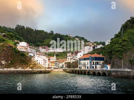 Vue sur le coucher du soleil depuis la mer de ​​the, ville asturienne de Cudillero, sur la côte Cantabrique. Banque D'Images