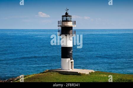 Vue sur le phare de l'île de Pancha à Ribadeo, Galice. Avec la mer bleue en arrière-plan. Banque D'Images