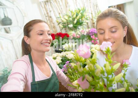 deux jeunes femmes avec des fleurs Banque D'Images