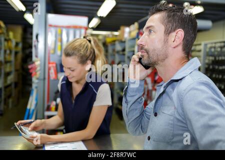 Portrait de l'homme et de la femme dans l'entrepôt Banque D'Images