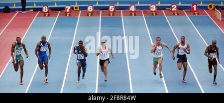 LE 9E CHAMPIONNAT DU MONDE EN SALLE DE L'IAAF À LA NATIONAL INDOOR ARENA BIRMINGHAM. LE MENS 60M FINAL L-R DEJI ALIU (NGR) JEROME EYANA (FRA) JUSTIN GATLIN (USA) JASON GARDNER (GBR) GABOR DOBOS (HUN) MARQUE LEWIS-FRANCIS ET KIB COLLINS 14/3/2003 PHOTO DAVID ASHDOWN Banque D'Images