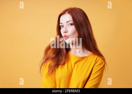 jeune femme puckering ses lèvres pour un baiser ou un duckface expression faciale Banque D'Images