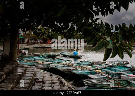 Beau paysage avec des bateaux dans le parc national Tam COC, Ninh Binh au Vietnam. Paysage rural photo prise en Asie du Sud-est. Banque D'Images