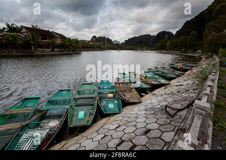 Beau paysage avec des bateaux dans le parc national Tam COC, Ninh Binh au Vietnam. Paysage rural photo prise en Asie du Sud-est. Banque D'Images