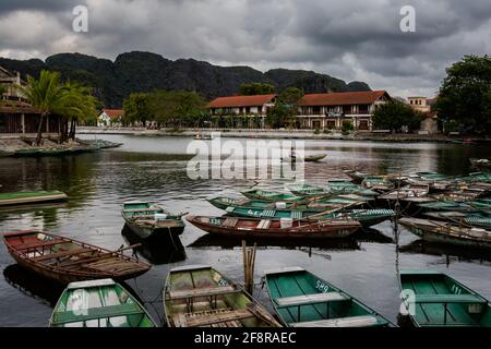 Beau paysage avec des bateaux dans le parc national Tam COC, Ninh Binh au Vietnam. Paysage rural photo prise en Asie du Sud-est. Banque D'Images