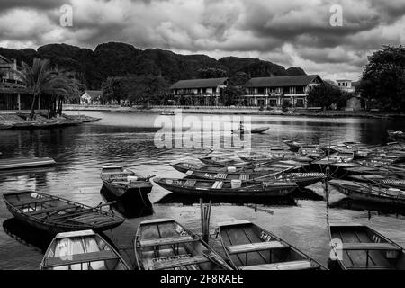 Beau paysage avec des bateaux dans le parc national Tam COC, Ninh Binh au Vietnam. Paysage rural photo prise en Asie du Sud-est. Banque D'Images