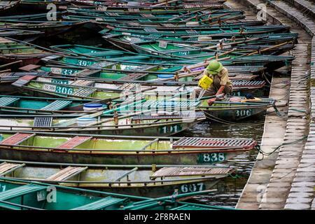 Beau paysage avec des bateaux dans le parc national Tam COC, Ninh Binh au Vietnam. Paysage rural photo prise en Asie du Sud-est. Banque D'Images