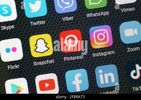 Les icônes des médias sociaux sur un smartphone Banque D'Images