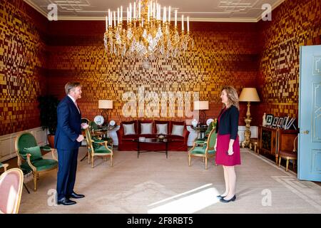 La Haye, pays-Bas. 15 avril 2021. Le roi Willem-Alexander des pays-Bas reçoit en audience la nouvelle présidente du Parlement néerlandais Vera Bergkamp au Palace huis Ten Bosch à la Haye, aux pays-Bas, le 15 avril 2021. Credit: Patrick van Katwijk/ |/dpa/Alay Live News Banque D'Images