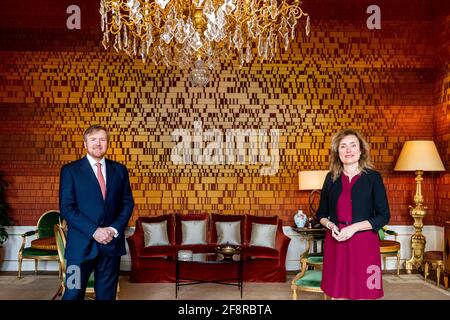 La Haye, pays-Bas. 15 avril 2021. Le roi Willem-Alexander des pays-Bas reçoit en audience la nouvelle présidente du Parlement néerlandais Vera Bergkamp au Palace huis Ten Bosch à la Haye, aux pays-Bas, le 15 avril 2021. Credit: Patrick van Katwijk/ |/dpa/Alay Live News Banque D'Images