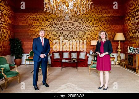 La Haye, pays-Bas. 15 avril 2021. Le roi Willem-Alexander des pays-Bas reçoit en audience la nouvelle présidente du Parlement néerlandais Vera Bergkamp au Palace huis Ten Bosch à la Haye, aux pays-Bas, le 15 avril 2021. Credit: Patrick van Katwijk/ |/dpa/Alay Live News Banque D'Images