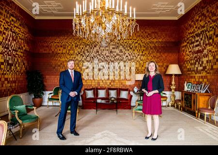 La Haye, pays-Bas. 15 avril 2021. Le roi Willem-Alexander des pays-Bas reçoit en audience la nouvelle présidente du Parlement néerlandais Vera Bergkamp au Palace huis Ten Bosch à la Haye, aux pays-Bas, le 15 avril 2021. Credit: Patrick van Katwijk/ |/dpa/Alay Live News Banque D'Images