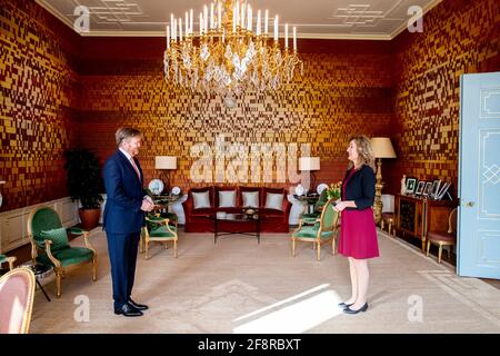 La Haye, pays-Bas. 15 avril 2021. Le roi Willem-Alexander des pays-Bas reçoit en audience la nouvelle présidente du Parlement néerlandais Vera Bergkamp au Palace huis Ten Bosch à la Haye, aux pays-Bas, le 15 avril 2021. Credit: Patrick van Katwijk/ |/dpa/Alay Live News Banque D'Images