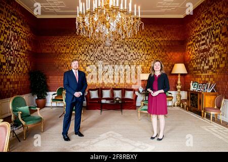 La Haye, pays-Bas. 15 avril 2021. Le roi Willem-Alexander des pays-Bas reçoit en audience la nouvelle présidente du Parlement néerlandais Vera Bergkamp au Palace huis Ten Bosch à la Haye, aux pays-Bas, le 15 avril 2021. Credit: Patrick van Katwijk/ |/dpa/Alay Live News Banque D'Images