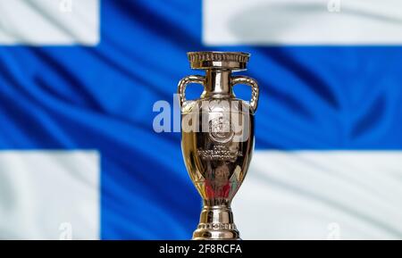 10 avril 2021. Helsinki, Finlande. Coupe de championnat d'Europe de l'UEFA avec le drapeau finlandais en arrière-plan. Banque D'Images