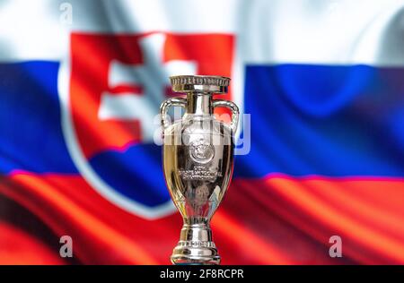 10 avril 2021. Bratislava, Slovaquie. Coupe de championnat d'Europe de l'UEFA avec le drapeau slovaque en arrière-plan. Banque D'Images