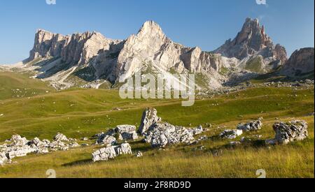 Vue panoramique sur le mont Croda da da Lago, l'une des belles montagnes des Dolomites italiens Banque D'Images