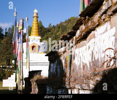 Stupa bouddhiste, drapeaux de prière et mur de prière Mani, vallée de Khumbu, Solukhumbu, parc national de Sagarmatha, Népal Banque D'Images