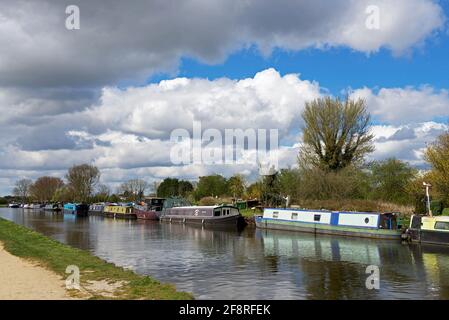 Des barques à la truelle amarrées sur le canal Stainforth & Keady, à Thorne, dans le Yorkshire du Sud, en Angleterre Banque D'Images